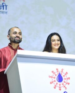 Spruha Joshi Instagram - Anchoring the joyous celebration of the ‘Farmer Cup 2023’ by Paani Foundation with the amazing Neeraj Narkar. Thank you Satyajit Bhatkal, Amir khan, Kiran Rao for including me in this team of superlatively talented people and giving me an opportunity to experience the joy, tears, love and the humongous strength of our own people. Anchoring this event has become an yearly ritual for me and I’m blessed to be a part of the team.

Styled by : @tanmay_jangam 
Saree by - @suta_bombay 
📸 @sagardaniphotos 

#spruhajoshi #actingcareer #marathiactors #movies #theatre #actorslife #marathitelevision