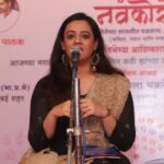 Spruha Joshi Instagram - A performance is not only about the performer but also the audience. @shabd_savali @kaviprathamesh @alokwired @aadityadavane @writeright.sanket #spruhajoshi #poem #poetry #poetrycommunity #marathi #marathipoems #kavita #marathikavita #actor #actorslife #marathiactors