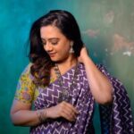 Spruha Joshi Instagram - Six yards of sheer elegance! 📸- @ganesh_theshutterkey Video Credits @ganesh_theshutterkey Saree - @kalamandir_thane Styled by - @shalmalee_t MUA - @rathod_pournima #spruhajoshi #actingcareer #marathiactors #movies #theatre #actorslife #marathitelevision #lokmanya #newreleases #explorepage