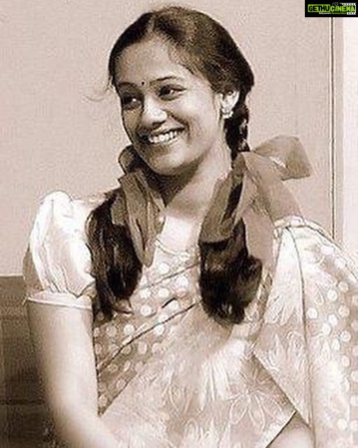 Spruha Joshi Instagram - Experiences can change your choices! Acting was never my first option, as I was accustomed to looking at it only as a hobby and not a career! I was in fact preparing for UPSC for more than 2 years, while shooting for 'Agnihotra' back then📚 I always had this fear that maybe I'm not a conventional actress material which made me shaky about choosing this as a career option! But then I had a chance to do theatre & work with Sunil Dada’s (Sunil Barve) production under the direction of Mangesh Kadam in the play ‘Lahanpan Dega Deva’ alongside Sharad Ponkshe and so many veteran actors. That was my first ever professional play and that's when I realised nothing gives me as much happiness as this & that's when I decided on pursuing this career😇 Destiny really takes you places & gives you the best answers! #spruhajoshi #actingcareer #marathiactors #movies #theatre #actorslife #zee #zeemarathi #marathitelevision #lokmanya #lokmanyatilak
