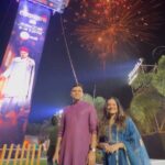 Spruha Joshi Instagram - "लोकमान्य" मालिकेच्या निमित्ताने टिळकांच्या १०० फुटी बॅनरचे अनावरण करण्यात आले यावेळी मालिकेतील प्रमुख कलाकार क्षितिज दाते आणि स्पृहा जोशी यांनी हजेरी लावली! @spruhavarad @kshitish.date__making.believe @zeemarathiofficial #RajshriMarathiExclusive #RajshriMarathi #ZeeMarathi