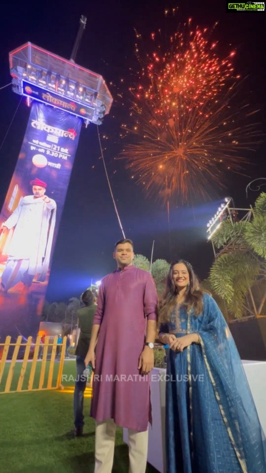Spruha Joshi Instagram - "लोकमान्य" मालिकेच्या निमित्ताने टिळकांच्या १०० फुटी बॅनरचे अनावरण करण्यात आले यावेळी मालिकेतील प्रमुख कलाकार क्षितिज दाते आणि स्पृहा जोशी यांनी हजेरी लावली! @spruhavarad @kshitish.date__making.believe @zeemarathiofficial #RajshriMarathiExclusive #RajshriMarathi #ZeeMarathi