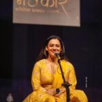 Spruha Joshi Instagram - Pune has always been such a great audience. @shabd_savali @kaviprathamesh @alokwired @aadityadavane @writeright.sanket Outfit by - @kalanidhionline Styled by - @shalmalee_t Picture courtesy: @rushi_clicker #spruhajoshi #poem #poetry #poetrycommunity #marathi #marathipoems #kavita #marathikavita #actor #actorslife #marathiactors Pune, Maharashtra
