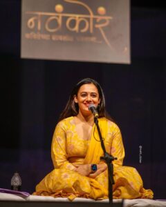 Spruha Joshi Instagram - Pune has always been such a great audience.
@shabd_savali 
@kaviprathamesh 
@alokwired 
@aadityadavane 
@writeright.sanket 

Outfit by - @kalanidhionline 
Styled by - @shalmalee_t 

Picture courtesy: @rushi_clicker 

#spruhajoshi #poem #poetry #poetrycommunity #marathi #marathipoems #kavita #marathikavita #actor #actorslife #marathiactors
