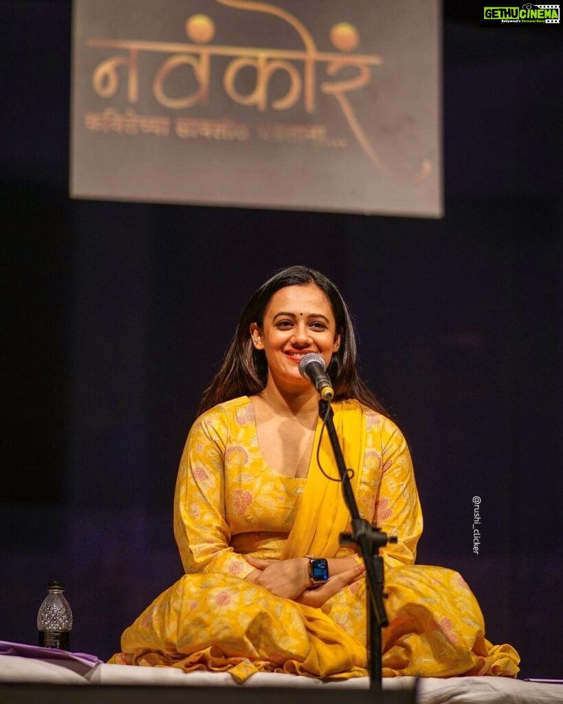 Spruha Joshi Instagram - Pune has always been such a great audience. @shabd_savali @kaviprathamesh @alokwired @aadityadavane @writeright.sanket Outfit by - @kalanidhionline Styled by - @shalmalee_t Picture courtesy: @rushi_clicker #spruhajoshi #poem #poetry #poetrycommunity #marathi #marathipoems #kavita #marathikavita #actor #actorslife #marathiactors Pune, Maharashtra