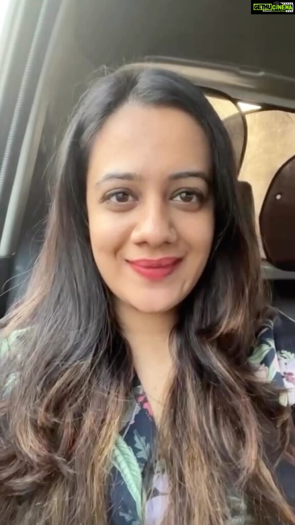 Spruha Joshi Instagram - Book your tickets now with the link mentioned on the bio 😃 #spruhajoshi #writer #poet #art #artist #indianartist #marathipoem #marathipoetry #marathimovie #marathiindustry #pune #puneevents #puneartist