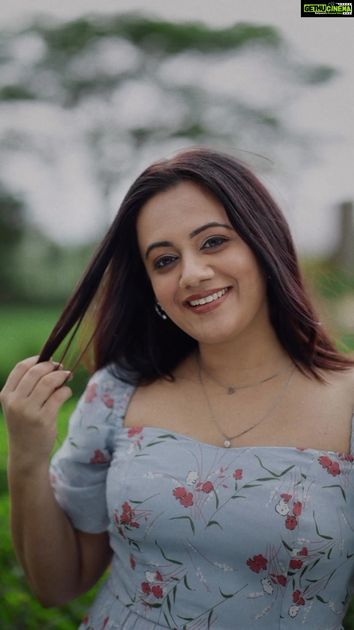 Spruha Joshi Instagram - ✨ Makeup and Hair: @makeupby_kajalmhaske Photographer: @kyameraofficial Location: @sajbythelake Brew Backers Media Costume : @nehachaudhary_ #spruhajoshi #marathiactors #movies #theatre #actorslife #zee #zeemarathi #marathitelevision