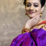 Spruha Joshi Instagram - Sometimes it’s all great to go back to your culture and just be natural. #spruhajoshi #writer #poet #art #artist #indianartist #marathilook #tradionalwear #sareelove #sareefashion #marathimovie #marathiindustry