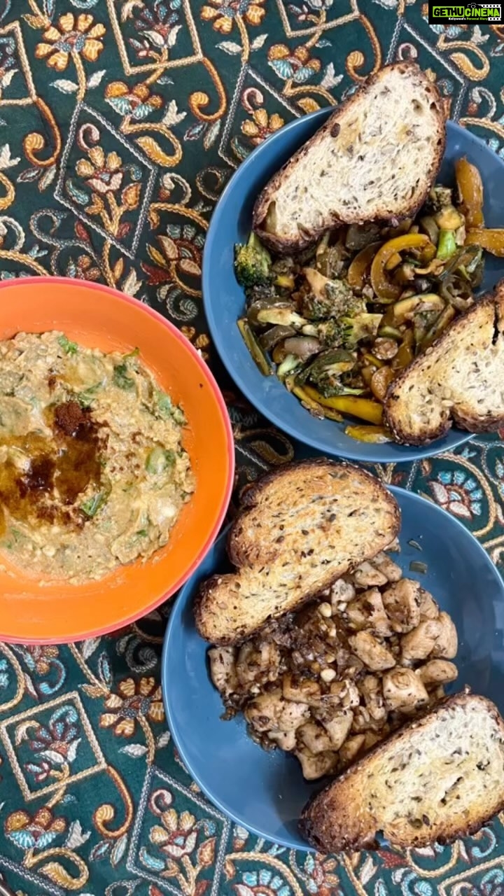Spruha Joshi Instagram - Trying to eat as healthy as possible since a few days.. Healthy, hearty, comforting! Trying to make peace with myself! Keeping maximum focus on home cooked meals.. focusing more on timings.. It’s rather about a lifestyle shift than anything else. 🌸