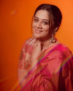 Spruha Joshi Instagram - The little things in life matter!

📸- @ganesh_theshutterkey
Saree - @kalamandir_thane 
Styled by - @shalmalee_t 
MUA - @rathod_pournima 

#spruhajoshi #actingcareer #marathiactors #movies #theatre #actorslife #marathitelevision #sareelove #explorepage #sareefashion