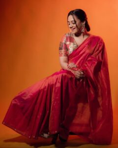 Spruha Joshi Instagram - The little things in life matter!

📸- @ganesh_theshutterkey
Saree - @kalamandir_thane 
Styled by - @shalmalee_t 
MUA - @rathod_pournima 

#spruhajoshi #actingcareer #marathiactors #movies #theatre #actorslife #marathitelevision #sareelove #explorepage #sareefashion