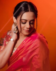 Spruha Joshi Instagram - The little things in life matter!

📸- @ganesh_theshutterkey
Saree - @kalamandir_thane 
Styled by - @shalmalee_t 
MUA - @rathod_pournima 

#spruhajoshi #actingcareer #marathiactors #movies #theatre #actorslife #marathitelevision #sareelove #explorepage #sareefashion