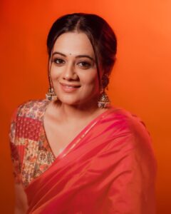 Spruha Joshi Instagram - The little things in life matter!

📸- @ganesh_theshutterkey
Saree - @kalamandir_thane 
Styled by - @shalmalee_t 
MUA - @rathod_pournima 

#spruhajoshi #actingcareer #marathiactors #movies #theatre #actorslife #marathitelevision #sareelove #explorepage #sareefashion