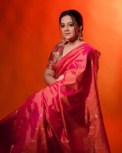 Spruha Joshi Instagram - The little things in life matter!

📸- @ganesh_theshutterkey
Saree - @kalamandir_thane 
Styled by - @shalmalee_t 
MUA - @rathod_pournima 

#spruhajoshi #actingcareer #marathiactors #movies #theatre #actorslife #marathitelevision #sareelove #explorepage #sareefashion