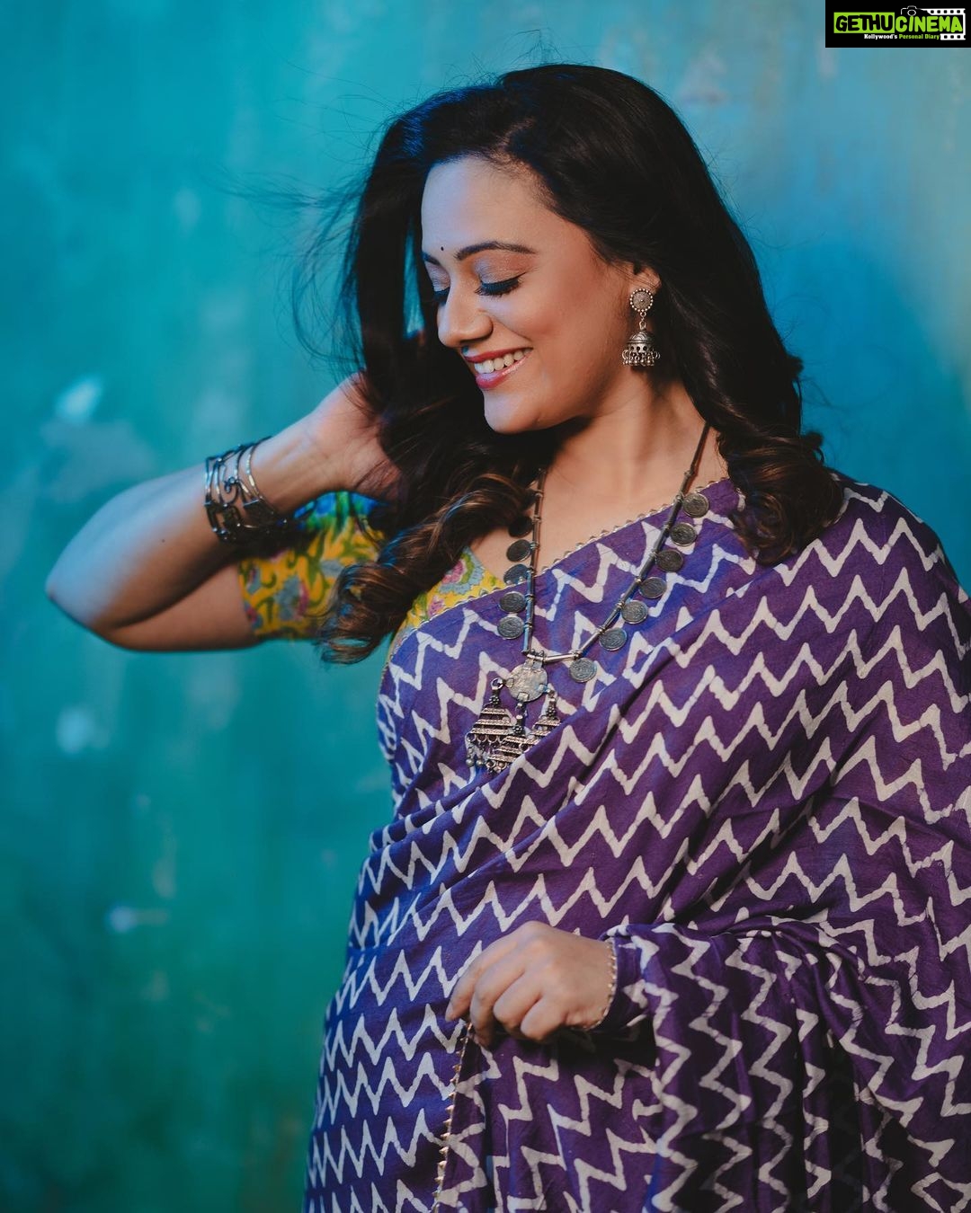 Spruha Joshi Instagram - Life is better when you’re smiling! 📸- @ganesh_theshutterkey Saree - @kalamandir_thane Styled by - @shalmalee_t MUA - @rathod_pournima #spruhajoshi #actingcareer #marathiactors #movies #theatre #actorslife #marathitelevision #lokmanya #newreleases #explorepage