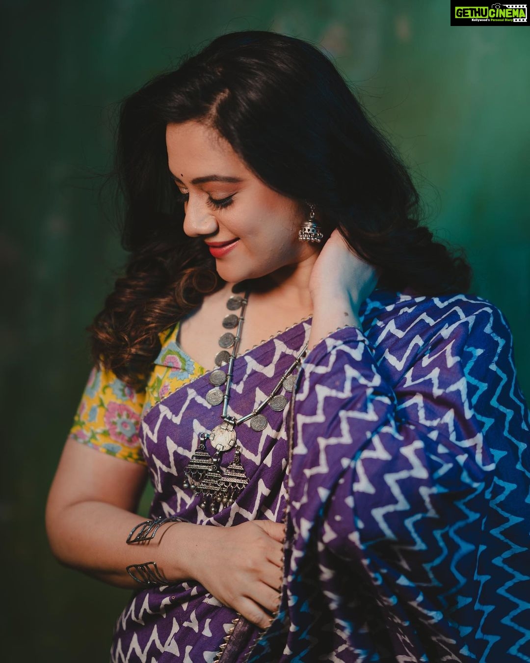 Spruha Joshi Instagram - Life is better when you’re smiling! 📸- @ganesh_theshutterkey Saree - @kalamandir_thane Styled by - @shalmalee_t MUA - @rathod_pournima #spruhajoshi #actingcareer #marathiactors #movies #theatre #actorslife #marathitelevision #lokmanya #newreleases #explorepage