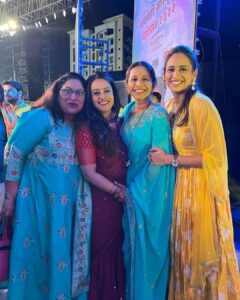 Spruha Joshi Instagram - Lokmanya promotions with my favourites ❤️

Guess the show 🙈

Styling by @shalmalee_t 

#spruhajoshi #marathiactors #movies #theatre #actorslife #zee #zeemarathi #marathitelevision #lokmanya #lokmanyatilak