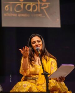 Spruha Joshi Instagram - Pune has always been such a great audience.
@shabd_savali 
@kaviprathamesh 
@alokwired 
@aadityadavane 
@writeright.sanket 

Outfit by - @kalanidhionline 
Styled by - @shalmalee_t 

Picture courtesy: @rushi_clicker 

#spruhajoshi #poem #poetry #poetrycommunity #marathi #marathipoems #kavita #marathikavita #actor #actorslife #marathiactors