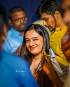 Spruha Joshi Instagram - Pune has always been such a great audience.
@shabd_savali 
@kaviprathamesh 
@alokwired 
@aadityadavane 
@writeright.sanket 

Outfit by - @kalanidhionline 
Styled by - @shalmalee_t 

Picture courtesy: @rushi_clicker 

#spruhajoshi #poem #poetry #poetrycommunity #marathi #marathipoems #kavita #marathikavita #actor #actorslife #marathiactors