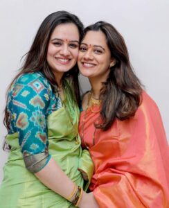 Spruha Joshi Instagram - Happy Children’s Day to the kid within us✨

#happychildrensday #spruhajoshi #spruhavarad #happyfaces #siblingsgoals #childhoodmemory #chachanehru