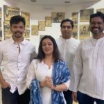Spruha Joshi Instagram - महाराष्ट्राचं लाडकं व्यक्तिमत्त्व, पु. ल. देशपांडे यांच्या जयंतीनिमित्ताने, विलेपार्ले येथे ‘नवंकोरं’ या आमच्या कार्यक्रमाचा 11 वा प्रयोग लोकमान्य सेवा संघातर्फे आयोजित केला गेला होता. प्रत्येक कवितेला मिळालेली चोखंदळ रसिकांची दाद आमचा आनंद आणि ऊर्जा वाढवणारी होती. पुढच्या प्रयोगाची तारीख आणि जागा लवकरच सांगू. लोभ आहेच.. तो वाढत जावा.. #spruhajoshi #writer #poet #art #artist #indianartist #marathipoem #marathipoetry #appreciationpost #marathimovie #marathiindustry Mumbai, Maharashtra