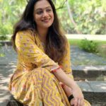 Spruha Joshi Instagram - खानदेशातील कवी - माधव जूलियन कविता - आमुचे घर छान Full Video Link In Bio Reach out to us : teamspruhajoshi@gmail.com Filming and Production Stills: @anirudha_joshi97 @avaliya_avadhut Editors - @soham.kurulkar @shaarv_17 Graphics: @yographix_10 Costumes: @cottonvillage Styling: @tanmay_jangam Managed by: @aanurag3 #SpruhaJoshi #YouTubeVideo #ReelsWithSpruha #trending #ReelItFeelIt #reelsinstagram #ReelsIndia #ReelKaroFeelKaro #reelsvideo #reelsinsta #artist #art #youtube #youtubeindia #creator #contentcreators Mumbai, Maharashtra