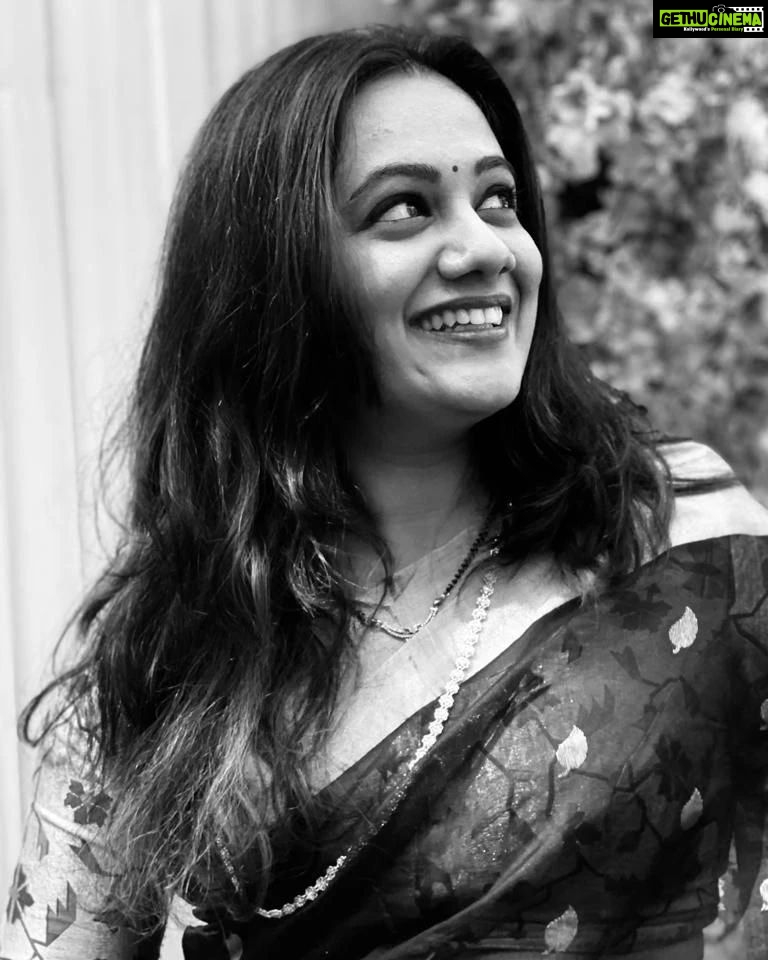 Spruha Joshi Instagram - कैसे हम जाने हमें क्या पता ✨😀 . . . #SpruhaJoshi #mondaymood Mumbai, Maharashtra