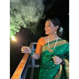 Spruha Joshi Instagram - समृद्धी यावी सोनपावली,
उधळणं व्हावी सौख्याची
भाग्याचा सर्वोदय व्हावा,
वर्षा व्हावी हर्षाची
ही दिवाळी आपणा सर्वांच्या आयुष्यात मंगल, चैतन्य आणि समृद्धी घेऊन येवो ही प्रार्थना.

तुम्हा सर्वांना दिवाळीच्या हार्दिक शुभेच्छा 🎆🪔
#HappyDiwali #SpruhaJoshi #Diwali2022