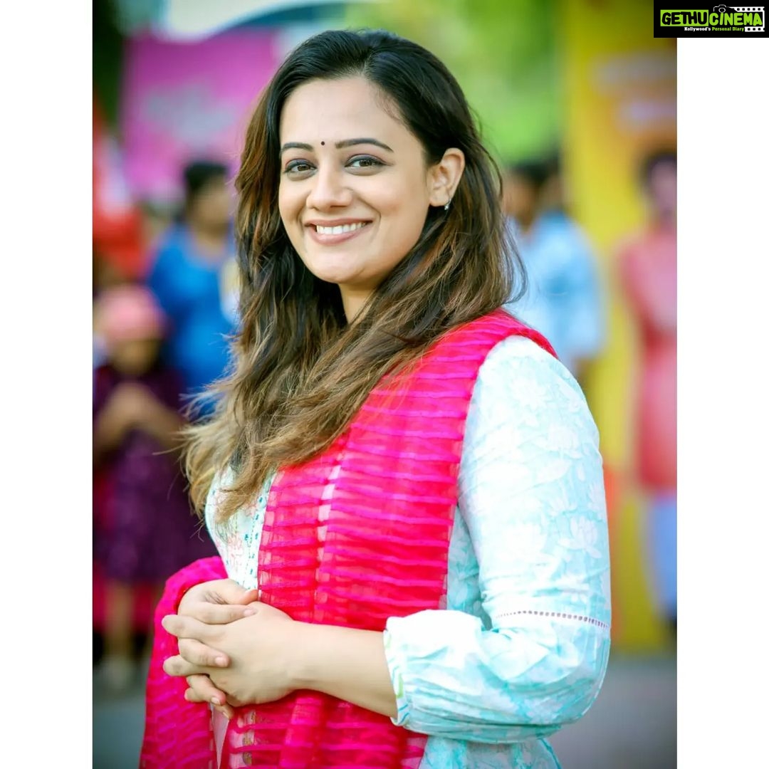 Spruha Joshi Instagram - Happy Sunday 😁 . . . . . . 📸 - @lagnasutra Dress By - @cottonvillage , . . . . #spruhajoshi #sundaysmile #smile #sunday #vibes #happy #love Mumbai, Maharashtra
