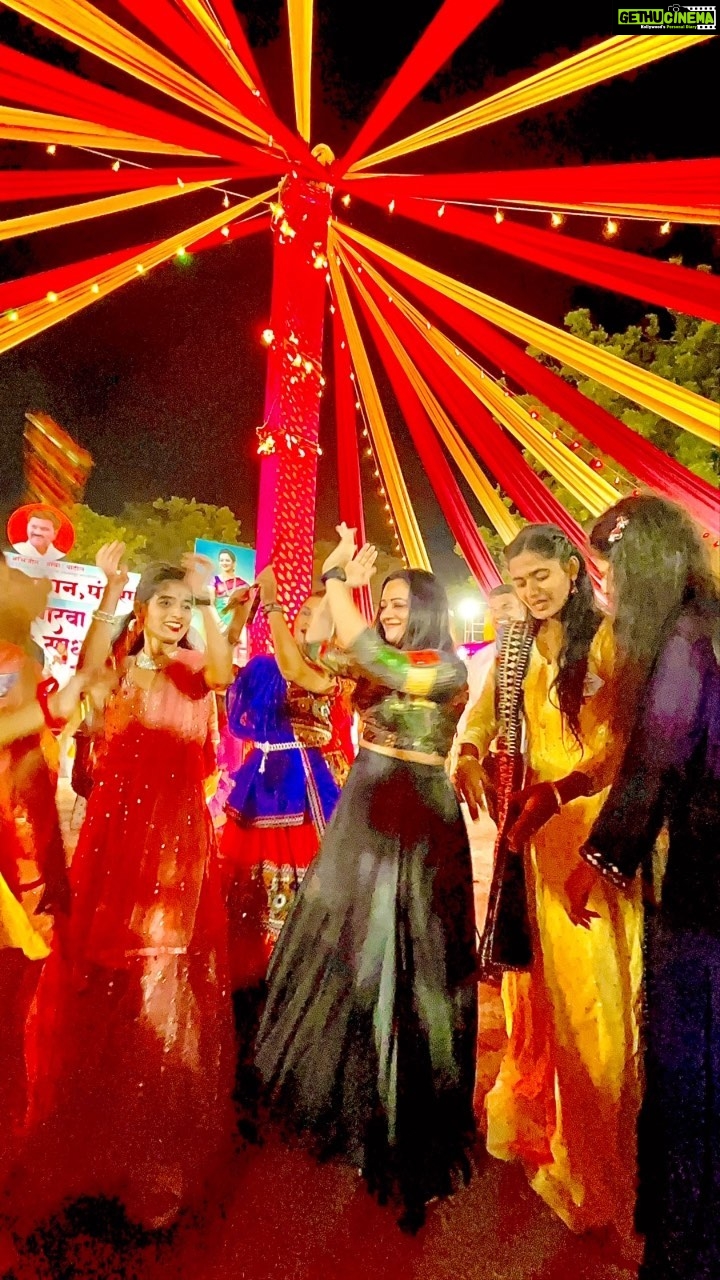 Spruha Joshi Instagram - #ramtiaave 👏 #littlethings ♥️ #festivevibes #navratrispecial @cottonvillage #ReelsWithSpruha #SpruhaJoshi #navratri2022 #Navratri #Festival #Garba #ReelItFeelIt #reelsinstagram #reelsinsta #trending #ReelKaroFeelKaro #reelsindia