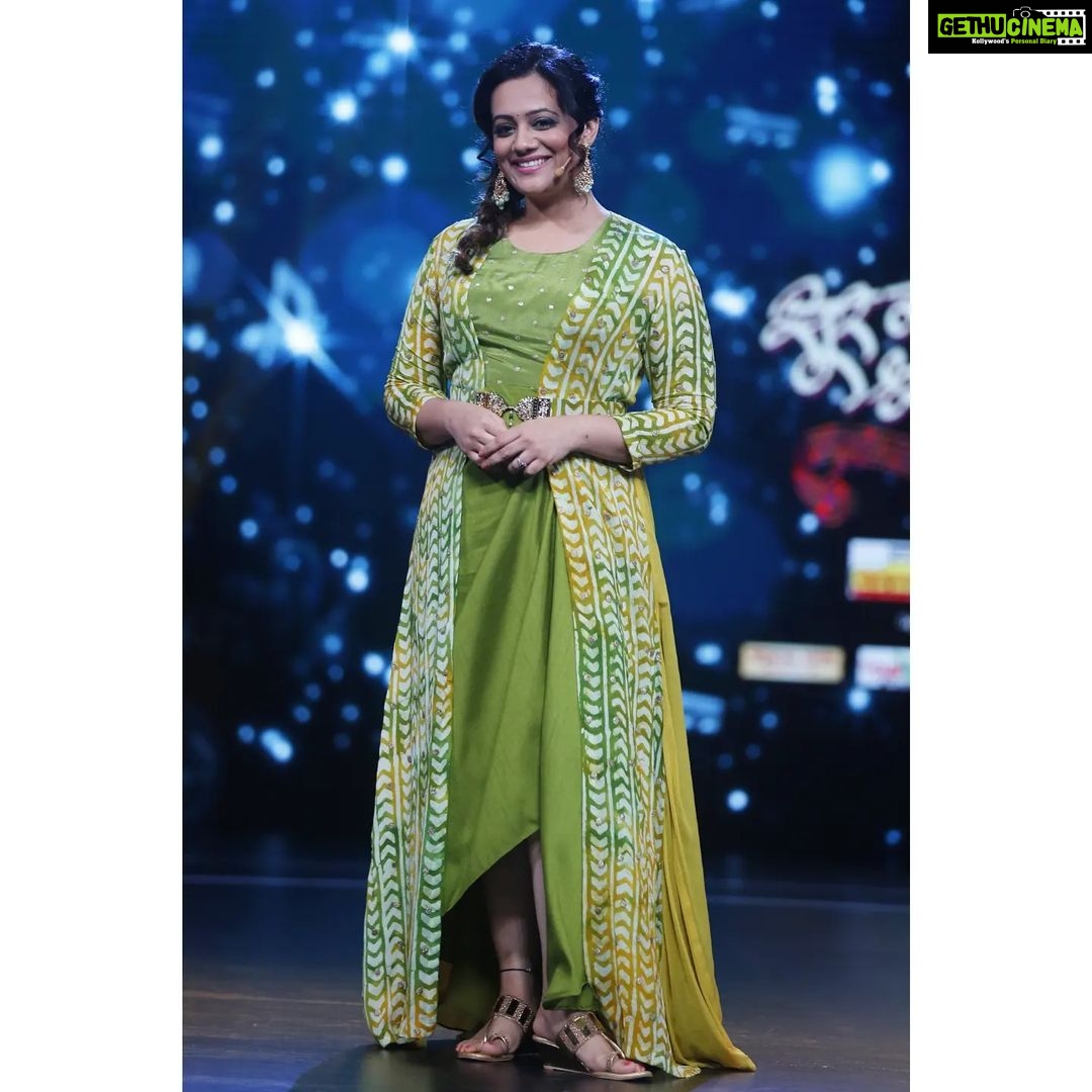 Spruha Joshi Instagram - आजचा रंग - 💚 Styled By - @nehachaudhary_ Assisted By - @jidnyasa_98 Hair - @truptihairstylist Make Up - @vishal050279 📸 - @studio.iras @colorsmarathi @ekviraproductions . . . . . . . #SpruhaJoshi #Green #Navratri2022 #Navratri #HappyNavratri #Throwback #SurNavaDhyasNava #SNDN #ColorsMarathi Mumbai - मुंबई