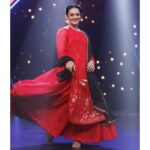 Spruha Joshi Instagram - A red dress never fails to make my day. . . Styled By - @nehachaudhary_ Assisted By - @jidnyasa_98 Hair - @truptihairstylist Make Up - @vishal050279 📸 - @studio.iras @colorsmarathi @ekviraproductions . . . . . . . #SurNavaDhyasNava #SNDN #ColorsMarathi #SpruhaJoshi #OnSet #OutfitInspiration #Singing #RealityShow #Ootd #red Mumbai, Maharashtra