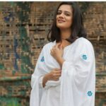 Spruha Joshi Instagram - Day 1- White color symbolizes #peace and #serenity. नवरात्री च्या सर्वांना हार्दिक शुभेच्छा 🙏 . . . #throwback #spruhajoshi #white #2022 #navratri2022 #navratri #9colorsofnavratri Mumbai, Maharashtra