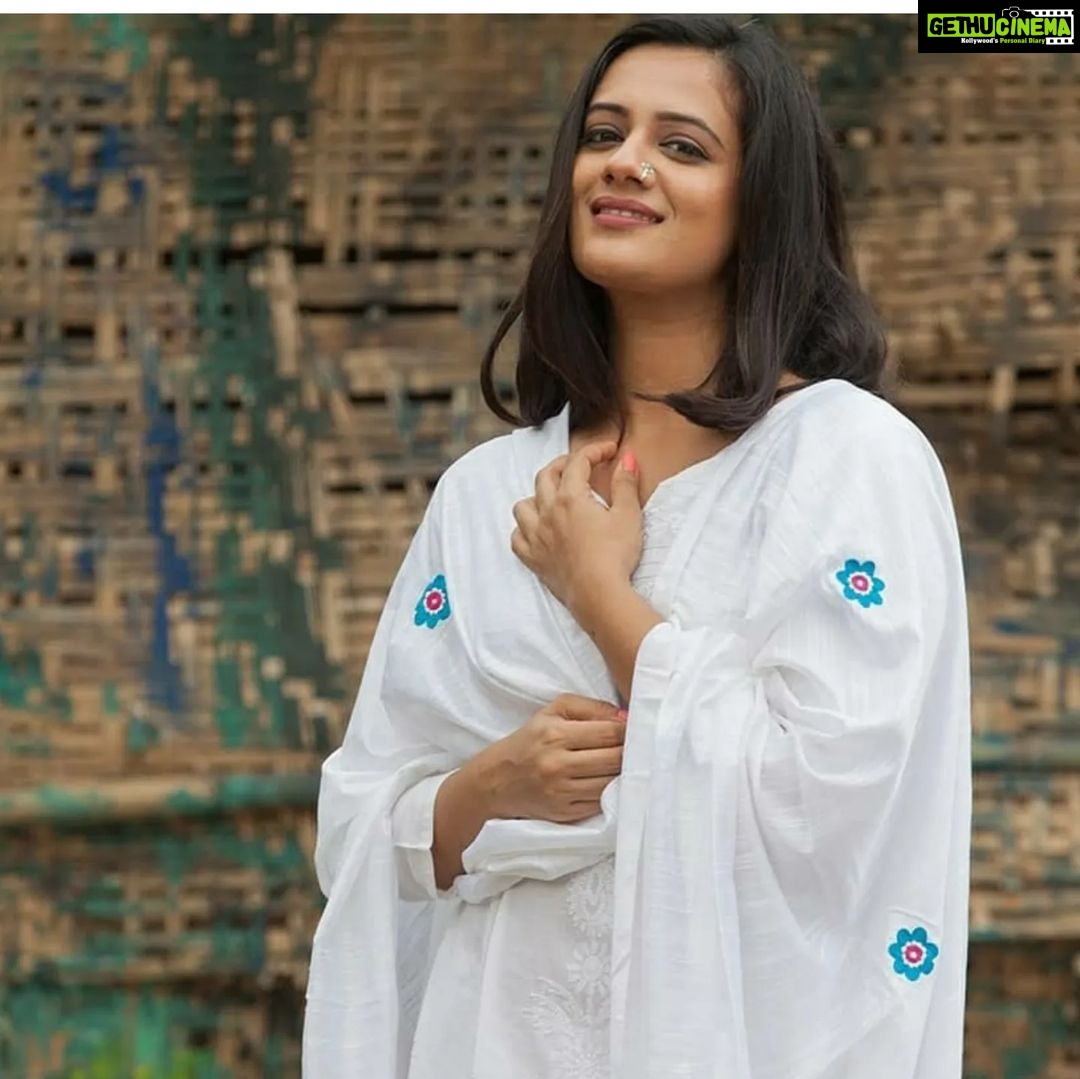 Spruha Joshi Instagram - Day 1- White color symbolizes #peace and #serenity. नवरात्री च्या सर्वांना हार्दिक शुभेच्छा 🙏 . . . #throwback #spruhajoshi #white #2022 #navratri2022 #navratri #9colorsofnavratri Mumbai, Maharashtra