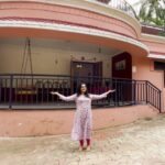 Spruha Joshi Instagram - नागाव(अलिबाग) इथल्या @casamarinanagaon मध्ये आम्ही सगळ्या टीम ने २ दिवस धम्माल workation enjoy केलं. त्याचा हा vlog तुम्हाला कसा वाटला आम्हाला नक्की कळवा. Bookmark this place for your next Alibaug Trip with friends and family. (Full Video Link In Bio) ________________________________ Filming & Production Stills: @timeframe.studios @avaliya_avadhut Hair & Make-Up: @makeup_artist_bhagyashri Sync & Sound: @ameya_ghatpande Editors: @soham.kurulkar @shaarv_17 Graphics: @yographix_10 Styling: @tanmay_jangam Costumes: @cottonvillage Special Thanks: Nachiket Khasnis Managed by: @aanurag3 #SpruhaJoshi #CasaMarina #Alibaug #YouTubeVideo #BestPlaceToStayInAlibaug #AlibaugStay #ReelsWithSpruha #trending #ReelItFeelIt #reelsinstagram #ReelsIndia #Reels #ReelKaroFeelKaro #reelsvideo #reelsinsta #poems #artist #art #youtube #youtubeindia #creator #contentcreators #alibag #nagaon #pune #vacation #weekendgetaway Alibaugh