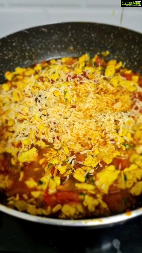 Spruha Joshi Instagram - I’m so egg-cited! #ChefSpruha 😉 . . . #HappySunday #SundaySpecial #Food #ReelsWithSpruha #SpruhaJoshi #Egg #Cooking #SundayCooking #SundayFunday #ReelItFeelIt #ReelKaroFeelKaro #ReelsIndia #Reels #CookingReels #FoodReel Mumbai, Maharashtra