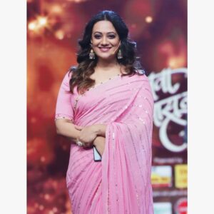 Spruha Joshi Instagram - PINKSUGAR 💕💖
.
.
.
.
Styled By - @nehachaudhary_
Hair - @truptihairstylist
Make Up - @vishal050279
📸 - @studio.iras

@colorsmarathi @ekviraproductions
.
.
.
.
.
.
.

#SurNavaDhyasNava #SNDN #ColorsMarathi #SpruhaJoshi #OnSet #Pink #OutfitInspiration #Singing #RealityShow #Ootd #PinkDress #Saree #SareeLove