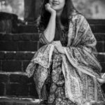 Spruha Joshi Instagram - हा असा पाऊस पडत असताना... - शंकर वैद्य #ReelWithSpruha #SpruhaJoshi #ReelItFeelIt #Poem #Marathi #Pavus #Rain #PahilaPavus #MarathiKavita #YouTube #NewVideo #YouTubeChannel #ReelsIndia #ReelKaroFeelKaro #PoemReels #MumbaiRains Pune, Maharashtra