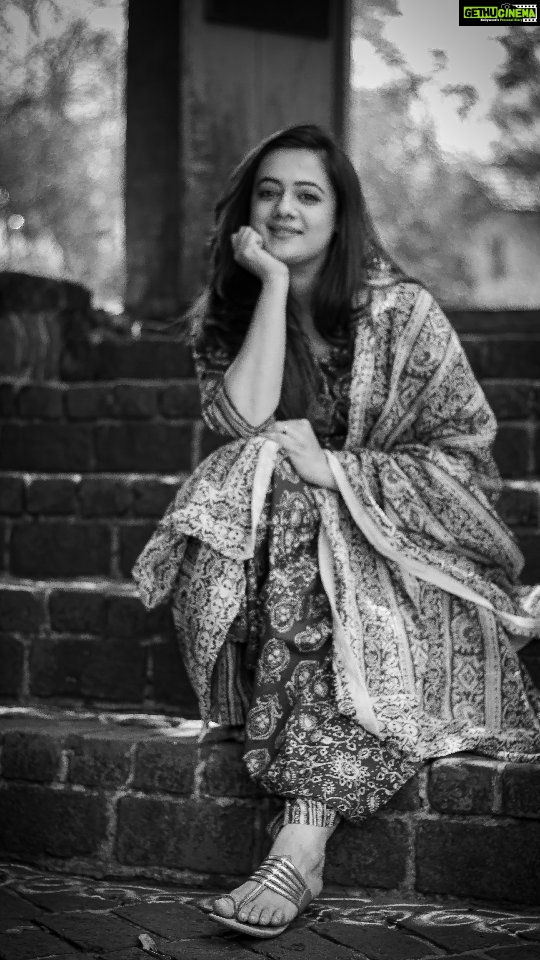Spruha Joshi Instagram - हा असा पाऊस पडत असताना... - शंकर वैद्य #ReelWithSpruha #SpruhaJoshi #ReelItFeelIt #Poem #Marathi #Pavus #Rain #PahilaPavus #MarathiKavita #YouTube #NewVideo #YouTubeChannel #ReelsIndia #ReelKaroFeelKaro #PoemReels #MumbaiRains Pune, Maharashtra