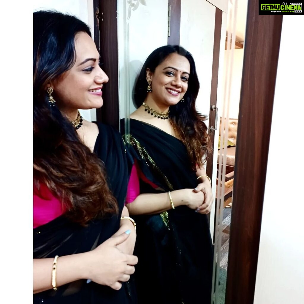 Spruha Joshi Instagram - The reflection of true beauty 🫣😜 This lovely black and gold saree by @patelsarees_pvtltd is super light, easy to drape, and I adore the way it feels. Patel Saree is a stunning collection of designer sarees, dresses, lehengas, kurtis, gowns, and much more. Head over to https://patelsarees.com/ to check out this gorgeous saree and other latest wedding collection. Follow their insta @patelsarees_pvtltd for latest trends and finest collection! Styled By - @tanmay_jangam . . . . . #spruhajoshi #patelsarees #saree #black #event #ad Mumbai, Maharashtra
