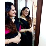 Spruha Joshi Instagram - The reflection of true beauty 🫣😜 This lovely black and gold saree by @patelsarees_pvtltd is super light, easy to drape, and I adore the way it feels. Patel Saree is a stunning collection of designer sarees, dresses, lehengas, kurtis, gowns, and much more. Head over to https://patelsarees.com/ to check out this gorgeous saree and other latest wedding collection. Follow their insta @patelsarees_pvtltd for latest trends and finest collection! Styled By - @tanmay_jangam . . . . . #spruhajoshi #patelsarees #saree #black #event #ad Mumbai, Maharashtra