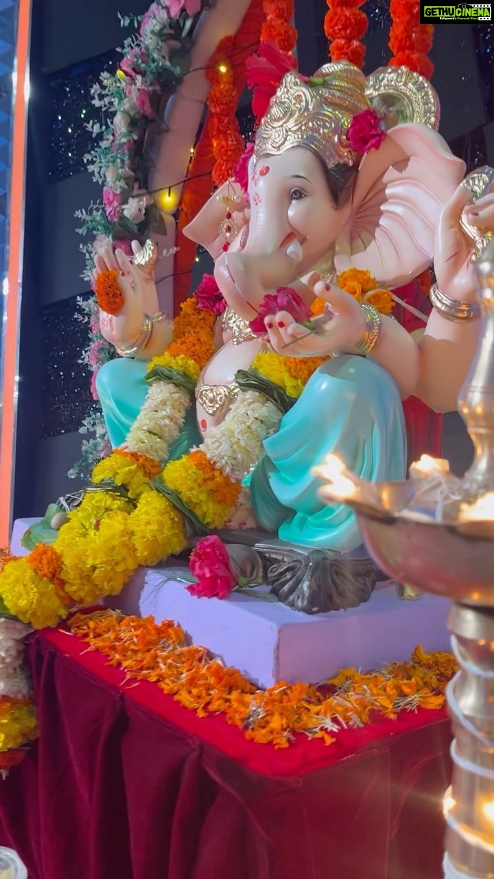 Spruha Joshi Instagram - निरोप घेतो देवा आम्हा आज्ञा असावी 🙏🏻😭