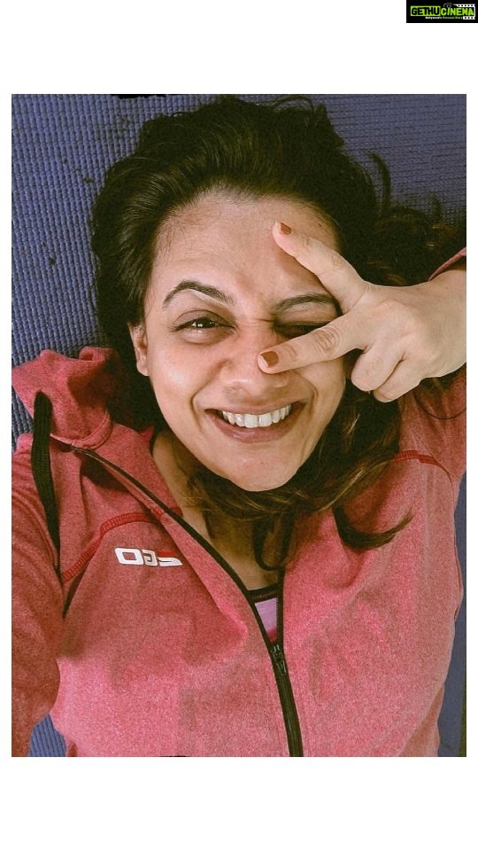 Spruha Joshi Instagram - Getting into the new routine of working out virtually from anywhere, here is some snippets from my animal flow session today with @askknatural. #TrainedByAskknatural #TransformedByAskknatural #VirtualTraining #YashPatel #45dayschallenge #SpruhaJoshi #FitnessChallenge #ReelsWithSpruha #Fitness #Exercise Mumbai, Maharashtra