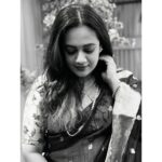 Spruha Joshi Instagram - Alexa play "Teri Jhuki Nazar' 😌🎵 . . . . . . #SpruhaJoshi #B&W #BlackNWhite #Picture #weekend #saturdayvibes Mumbai, Maharashtra