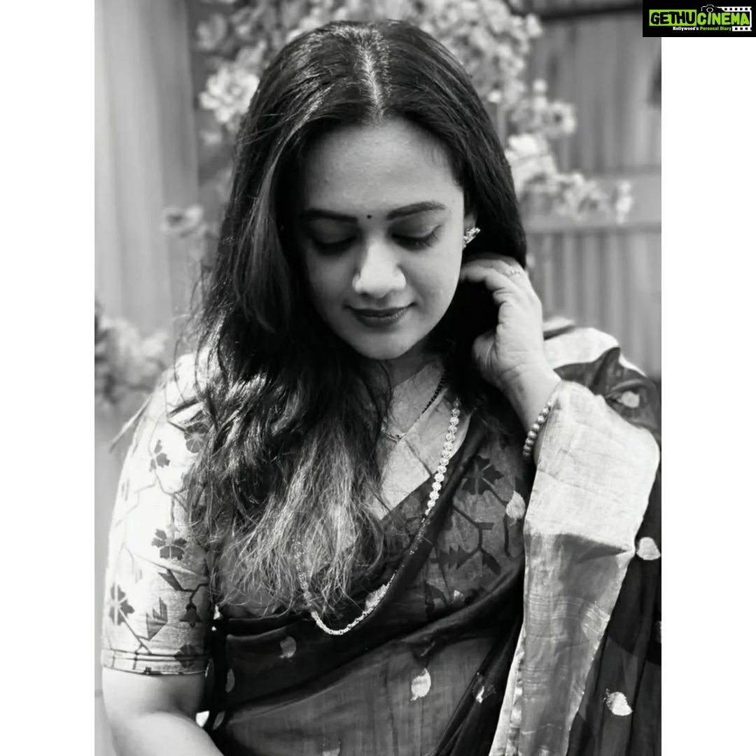 Spruha Joshi Instagram - Alexa play "Teri Jhuki Nazar' 😌🎵 . . . . . . #SpruhaJoshi #B&W #BlackNWhite #Picture #weekend #saturdayvibes Mumbai, Maharashtra