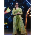 Spruha Joshi Instagram - आजचा रंग - 💚 Styled By - @nehachaudhary_ Assisted By - @jidnyasa_98 Hair - @truptihairstylist Make Up - @vishal050279 📸 - @studio.iras @colorsmarathi @ekviraproductions . . . . . . . #SpruhaJoshi #Green #Navratri2022 #Navratri #HappyNavratri #Throwback #SurNavaDhyasNava #SNDN #ColorsMarathi Mumbai - मुंबई