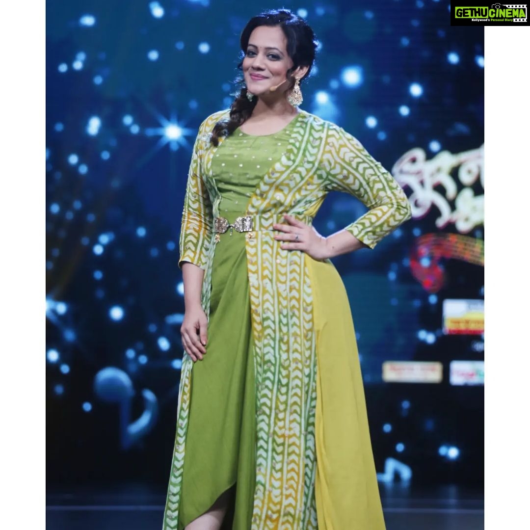 Spruha Joshi Instagram - आजचा रंग - 💚 Styled By - @nehachaudhary_ Assisted By - @jidnyasa_98 Hair - @truptihairstylist Make Up - @vishal050279 📸 - @studio.iras @colorsmarathi @ekviraproductions . . . . . . . #SpruhaJoshi #Green #Navratri2022 #Navratri #HappyNavratri #Throwback #SurNavaDhyasNava #SNDN #ColorsMarathi Mumbai - मुंबई