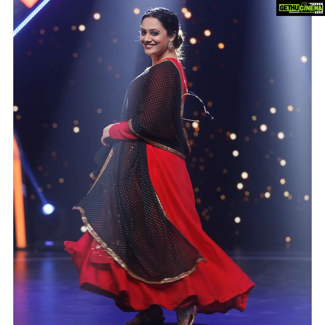 Spruha Joshi Instagram - A red dress never fails to make my day. . . Styled By - @nehachaudhary_ Assisted By - @jidnyasa_98 Hair - @truptihairstylist Make Up - @vishal050279 📸 - @studio.iras @colorsmarathi @ekviraproductions . . . . . . . #SurNavaDhyasNava #SNDN #ColorsMarathi #SpruhaJoshi #OnSet #OutfitInspiration #Singing #RealityShow #Ootd #red Mumbai, Maharashtra