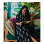 Spruha Joshi Instagram - A book is a gift you can open again and again Outfit by : @cottoncottageindia #spruhajoshi #marathiactors #movies #theatre #actorslife #zee #zeemarathi #marathitelevision