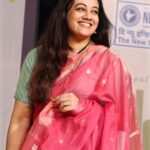 Spruha Joshi Instagram - मर्मबंधातली ठेव ही.. Picture courtesy: Veena Gokhale #spruhajoshi #marathiactors #movies #theatre #actorslife #marathitelevision #saree